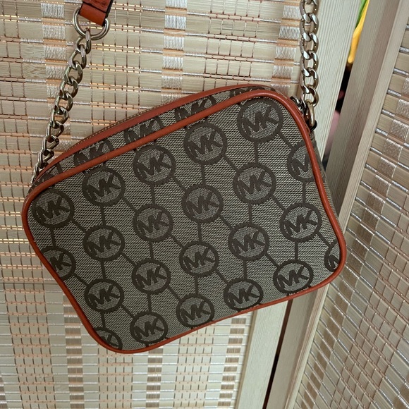 ✨SOLD✨Michael Kors mini crossbody bag - Picture 3 of 13